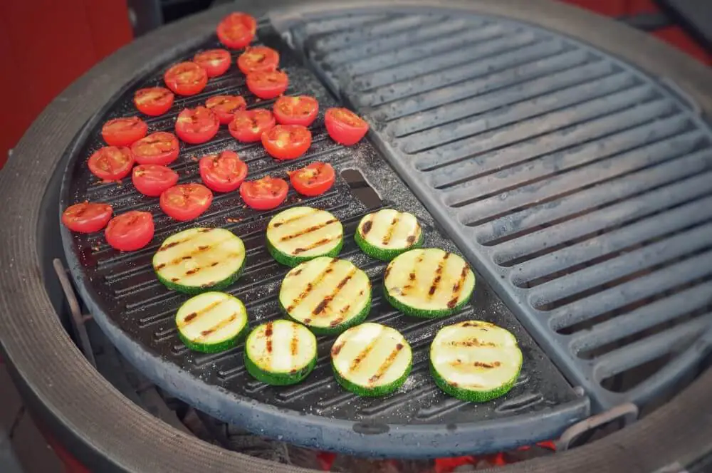 Filetpfanne mit Rahmsauce und gegrilltem Gemüse 4 Tomaten und Zucchini werden auf der Gussplatte gegrillt
