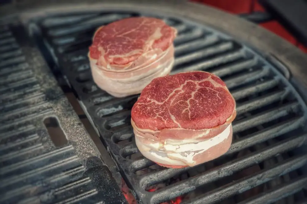 Filetpfanne mit Rahmsauce und gegrilltem Gemüse 2 Die Filetsteaks werden auf dem Gussrost des Kamado Joes gegrillt