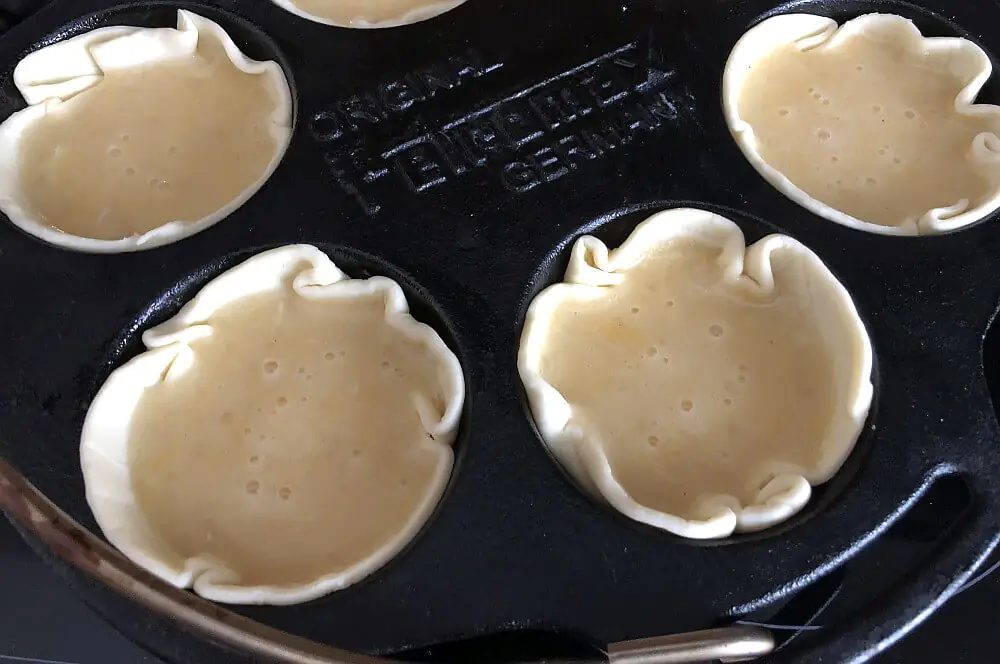 Der Blätterteig wird mit der Puddingmasse gefüllt
