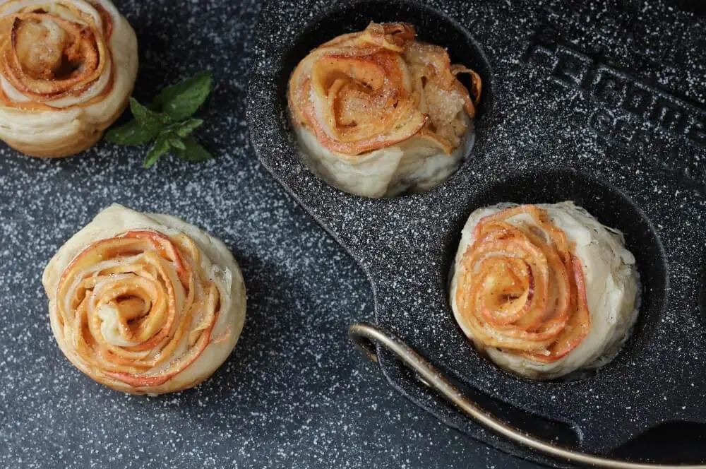 Apfel-Blätterteig-Rosen aus der Muffinform