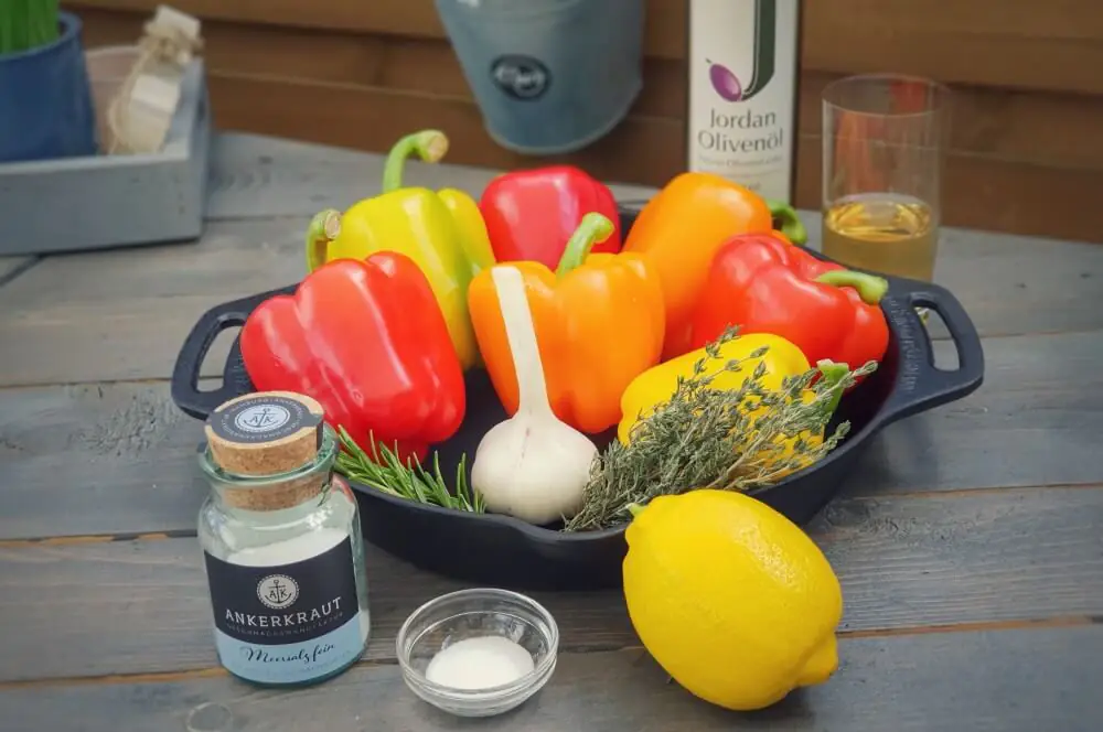 Eingelegte Paprika - Grillpaprika in Kräuteröl 1 Alle Zutaten für eingelegte Paprika auf einen Blick