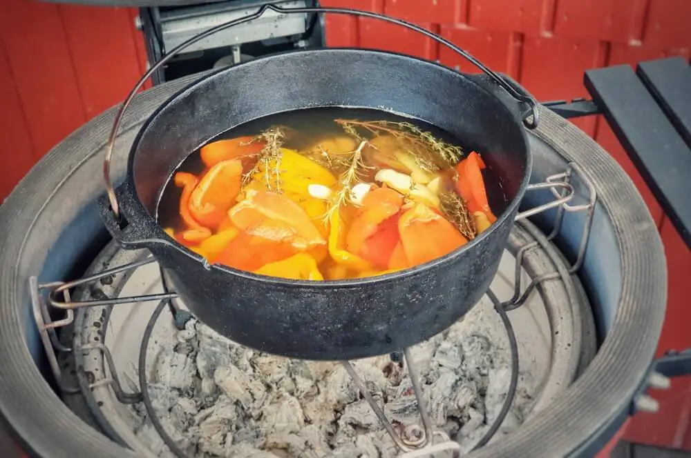 Eingelegte Paprika - Grillpaprika in Kräuteröl 4 Die Paprika wird im Sud erhitzt
