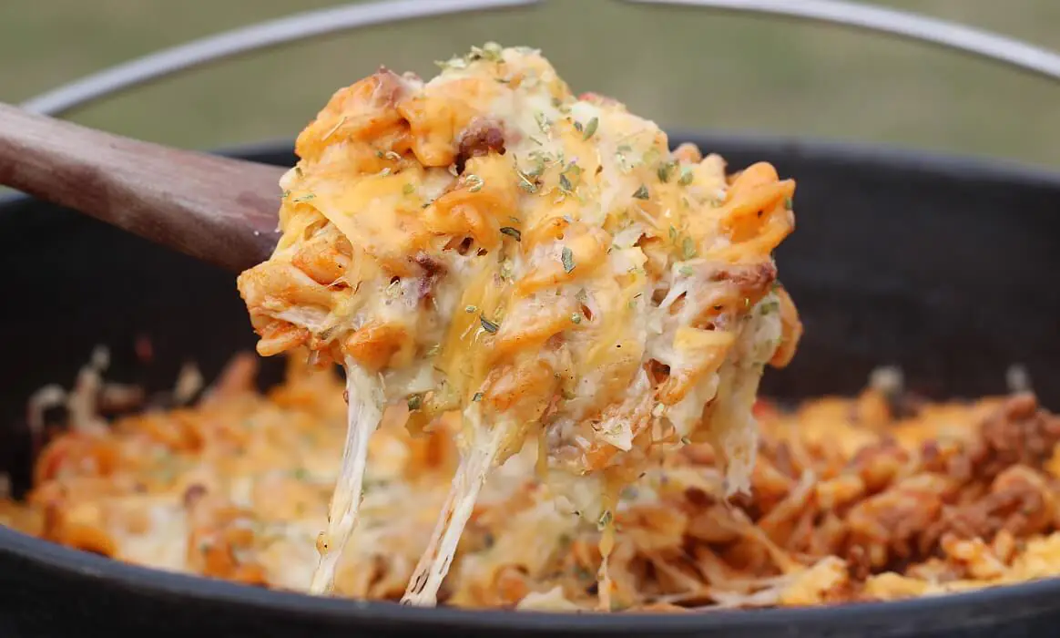Nudelauflauf aus dem Dutch Oven | BBQPit.de rohrnudeln aus dem dutch oven-Nudelauflauf Dutch Oven-Rohrnudeln aus dem Dutch Oven