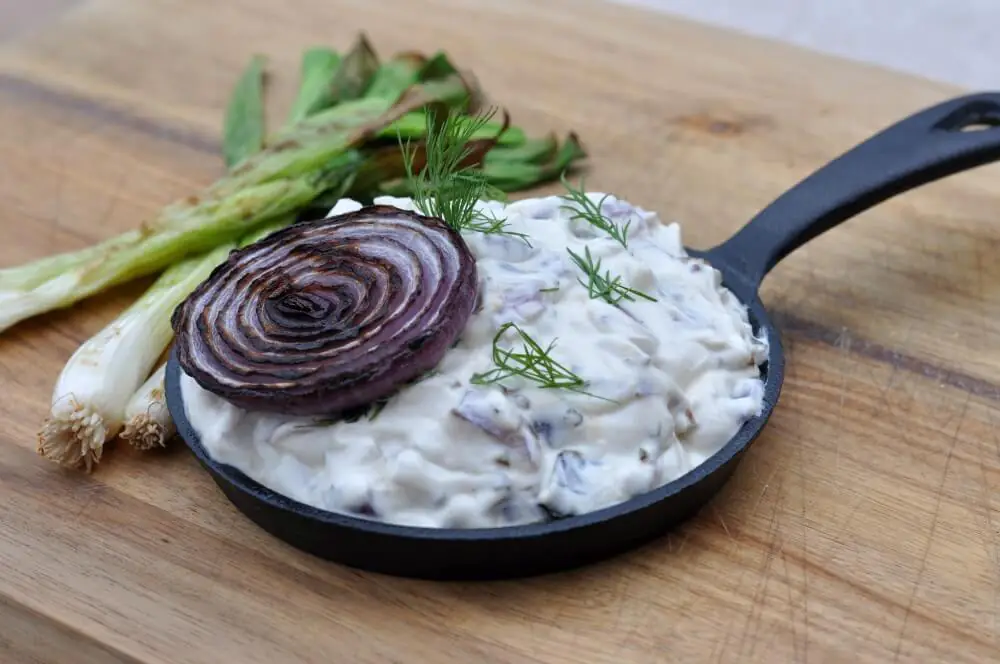 Zwiebel-Dip mit gegrillten roten Zwiebeln 3 Zwiebel-Dip mit gegrillter roter Zwiebel