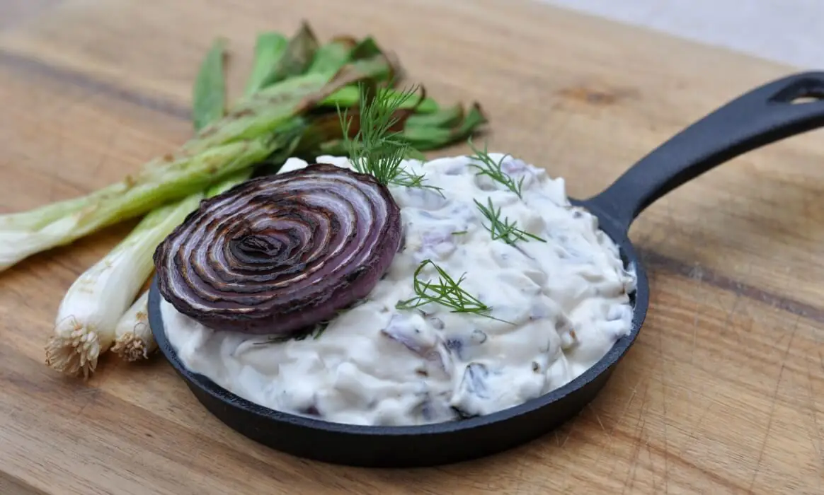 Zwiebel-Dip mit gegrillten roten Zwiebeln | BBQPit.de zwiebelsauce-Zwiebel Dip gegrillt-Zwiebelsauce schnell und einfach selber machen