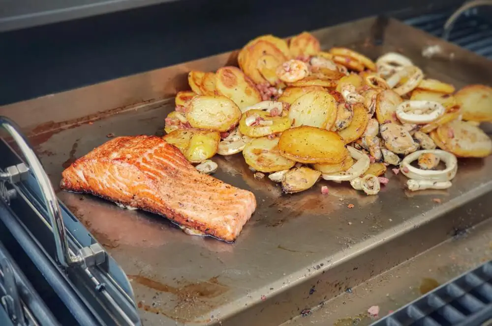 BBQ-Toro Universal Edelstahl Grillplatte BBQ-Plancha im Test 5 Lachs und Bratkartoffeln auf der Edelstahl-Plancha