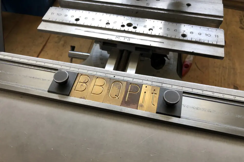 Grillrost.com - Zu Besuch in der Produktion in Ehingen an der Donau 4 Gravur bei Grillrost.com