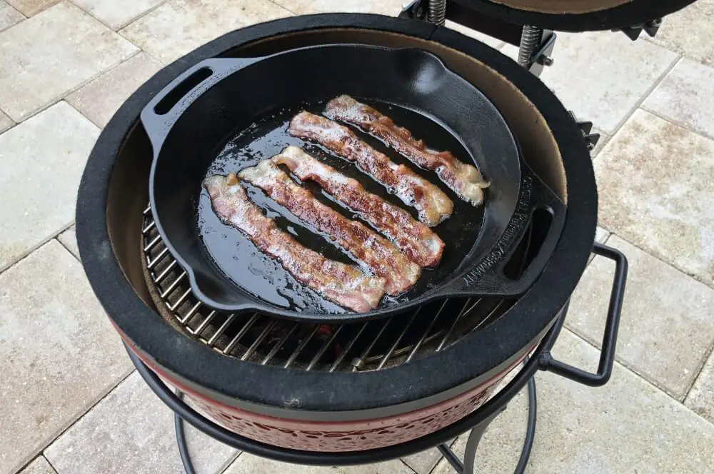 Omelett mit Bacon & Cheddar 2 Bacon auf dem Kamado Joe Junior Joe