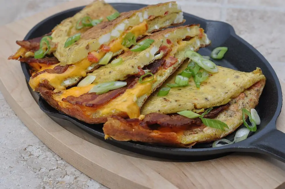 Omelett mit Bacon & Cheddar 7 Omelett mit Bacon und Cheddar aus der Gusspfanne