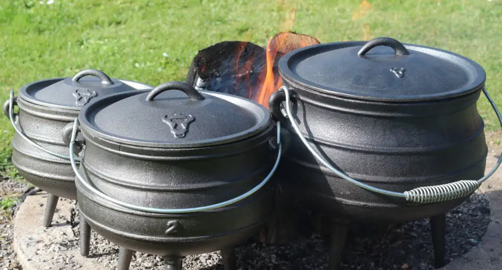Potjie - Alles über den südafrikanischen Topf aus Gusseisen 1 Potjies auf offenem Feuer