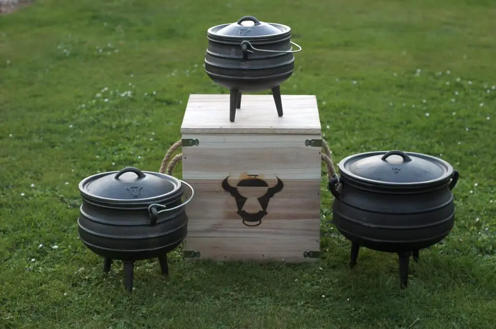 Potjie - Alles über den südafrikanischen Topf aus Gusseisen 2 Potjies von BBQ-Toro in drei unterschiedlichen Größen
