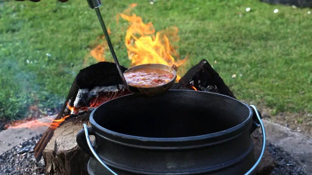 Potjie - Alles über den südafrikanischen Topf aus Gusseisen 3 Kochen über offenem Feuer mit dem Potjie