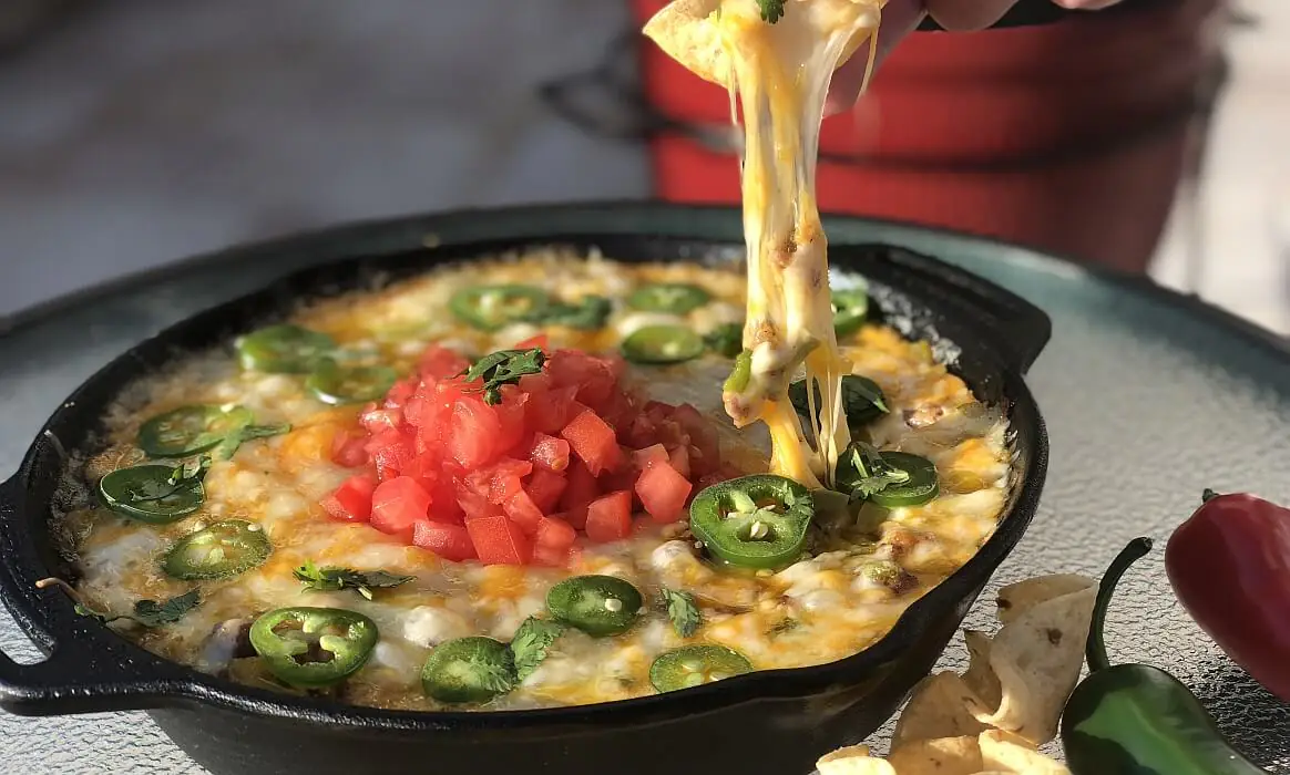 Queso Fundido - mexikanischer Käse-Dip mit Hackfleisch | BBQPit.de cheeseburger-baguette-Queso Fundido mexikanischer Kaese Dip-Cheeseburger-Baguette gefüllt und überbacken
