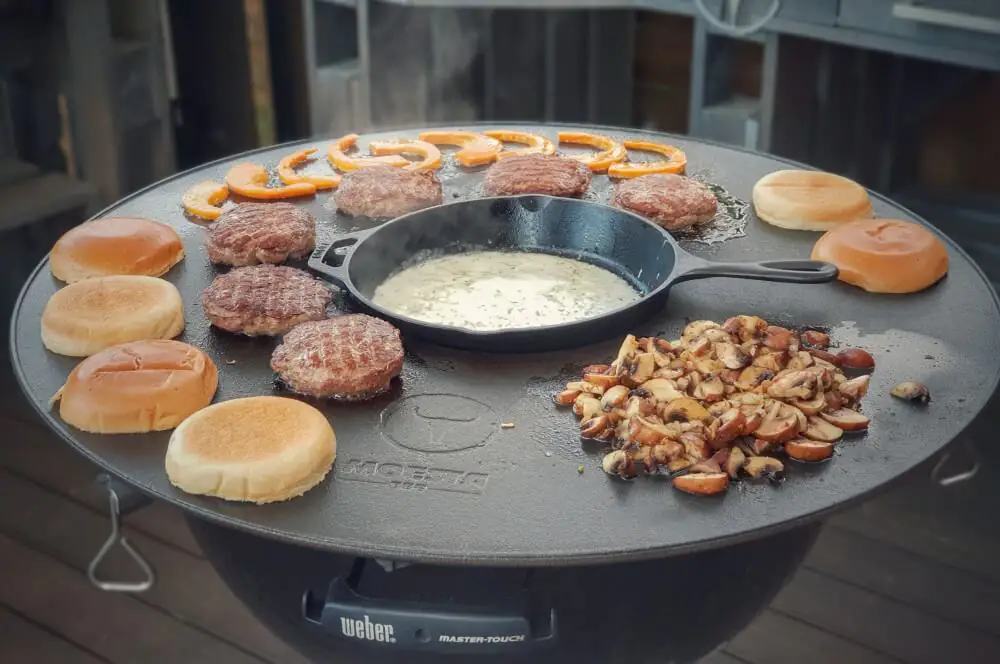Kürbis-Burger mit Cheddar und Champignons 2 Alle Zutaten werden parallel auf der Moesta-BBQ Disk Feuerplatte zubereitet