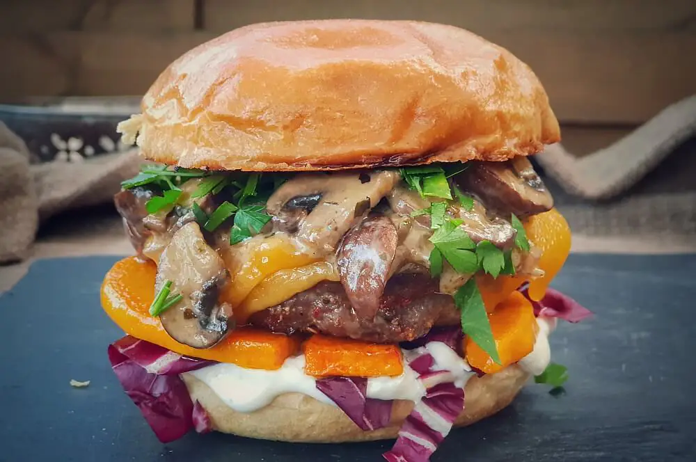 Kürbis-Burger mit Cheddar und Champignons 3 Kürbis-Burger mit Cheddar und Champignons