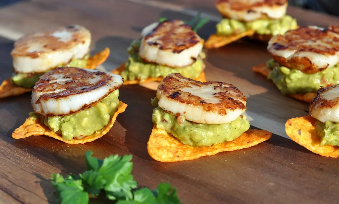 Jakobsmuschel-Guacamole Fingerfood-Snack auf Tortilla-Chip | BBQPit.de