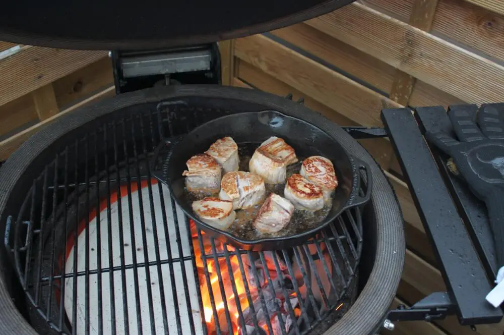 Schweinefilet-Medaillons in Zwiebel-Rahmsauce 2 Die Medaillons werden in der Pfanne angebraten