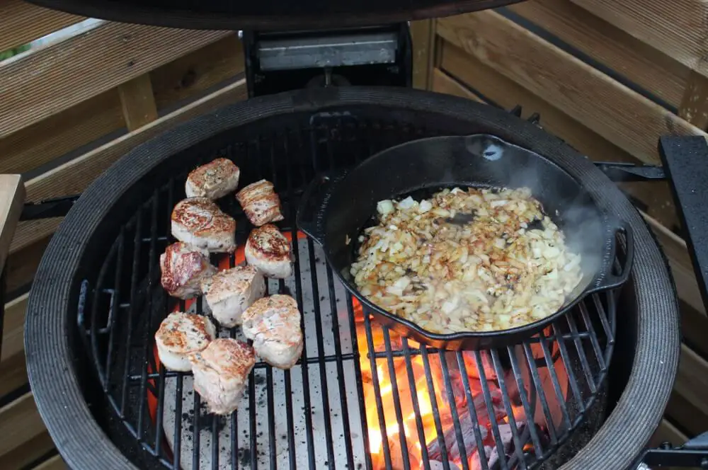 Schweinefilet-Medaillons in Zwiebel-Rahmsauce 3 Die Medaillons garen indirekt nach