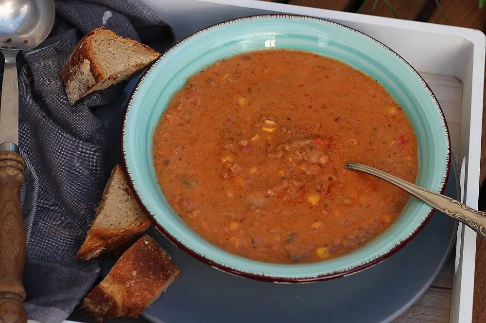 Pizzasuppe aus dem Potjie 3 Herzhafte Pizzasuppe