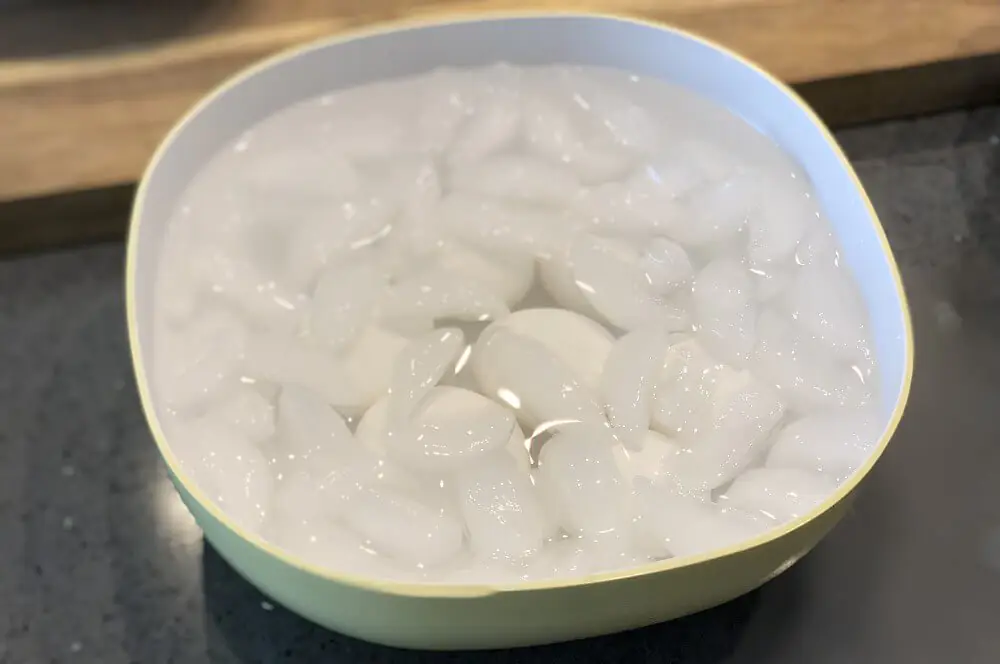 Scotch BBQ Eggs - Eier im Hackmantel vom Grill 4 Die Eier werden in Eiswasser abgeschreckt
