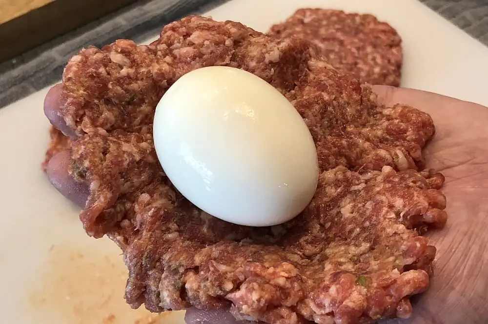 Scotch BBQ Eggs - Eier im Hackmantel vom Grill 5 Die Eier werden mit Hackfleisch ummantelt