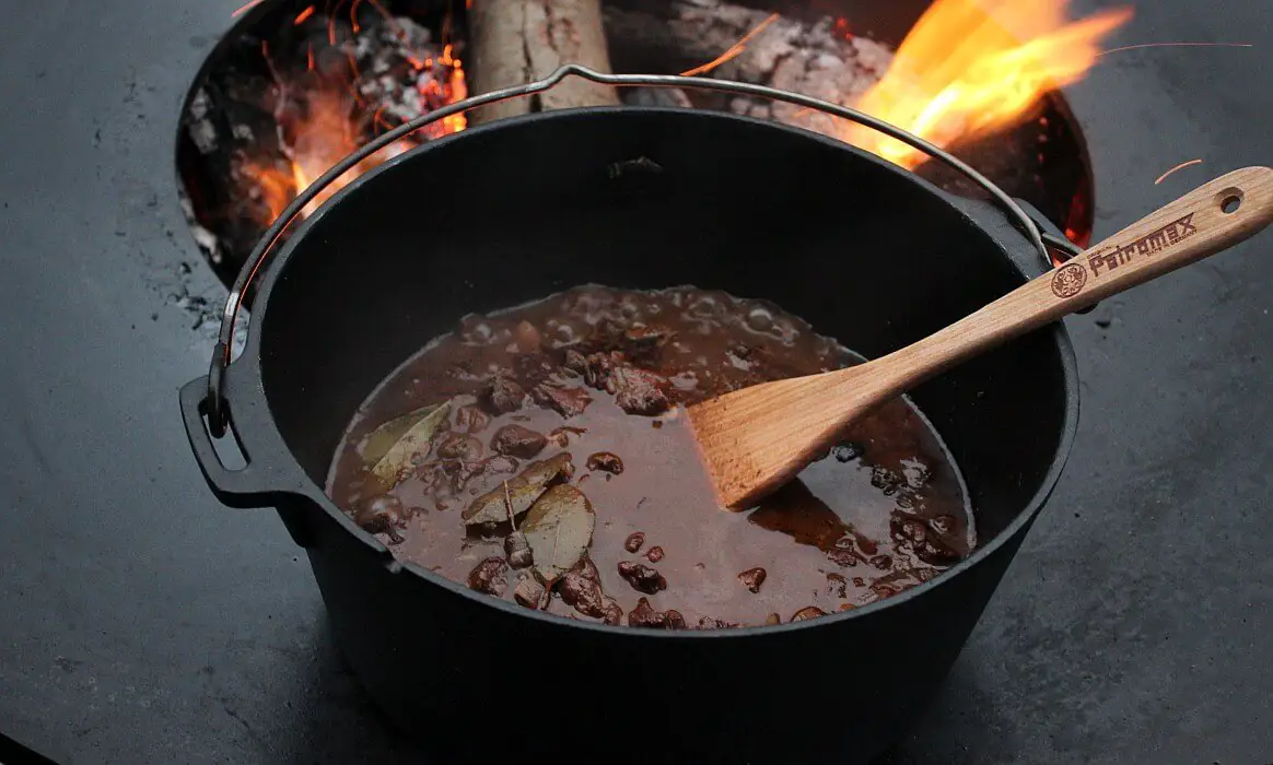 Wildgulasch aus dem Dutch Oven | BBQPit.de rinderrouladen-Wildgulasch Dutch Oven-Rinderrouladen aus dem Dutch Oven