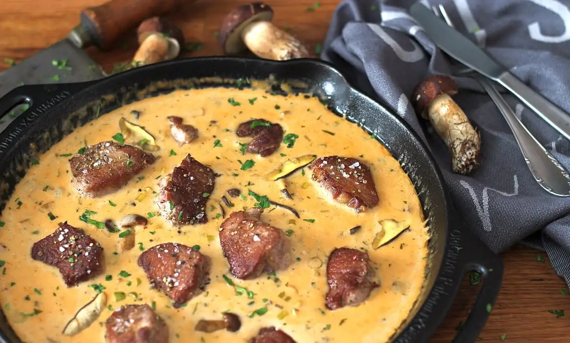 Schweinefilet in Cognac-Rahmsauce mit Steinplilzen und Maronen geräuchertes schweinefilet-Schweinefilet Coganc Rahmsauce Steinpilz-Geräuchertes Schweinefilet &#8211; Filetschinken kaltgeräuchert