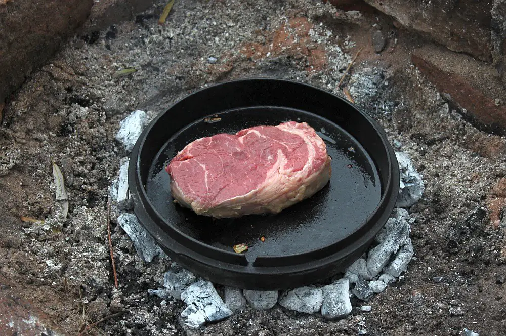 Waldpilz-Chili & RibEye aus dem Feuer 3 Das Steak wird im Deckel des Dutch Ovens gebraten