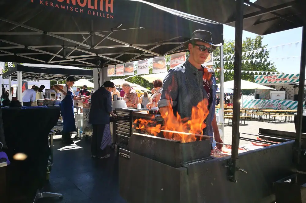BBQ Convention Cologne 2018 am Rhein-Energie-Stadion 3 Den Besuchern wurde nicht nur von der Sonne eingeheizt