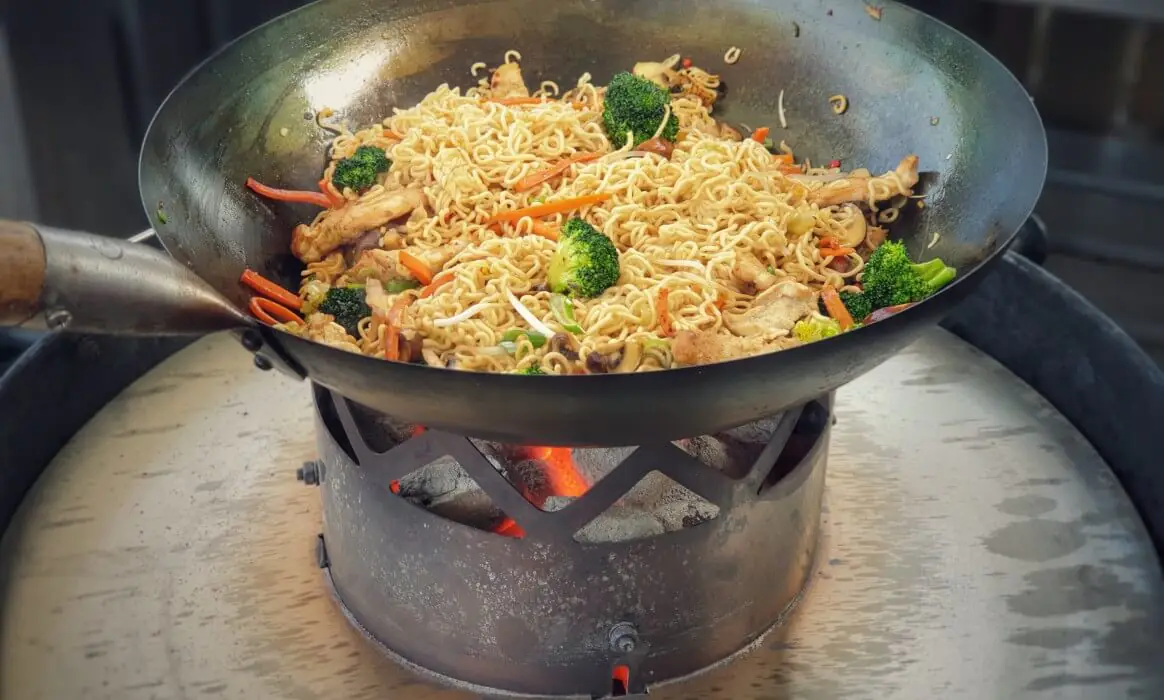 Chinesische gebratene Nudeln mit Hähnchenbrust aus dem Wok | BBQPit.de