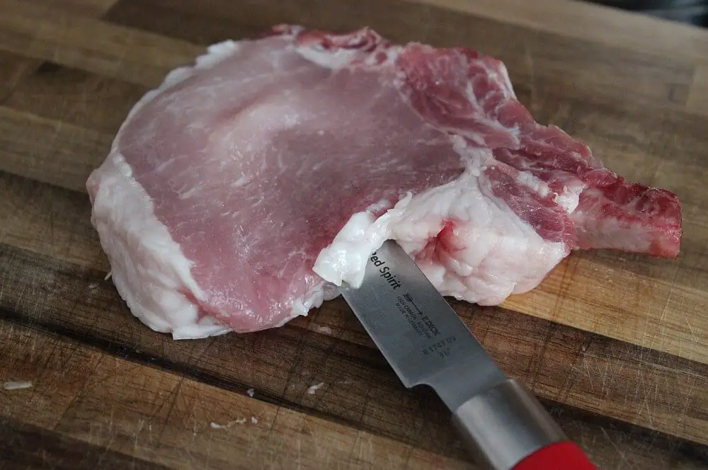In das Kotelett werden Taschen geschnitten