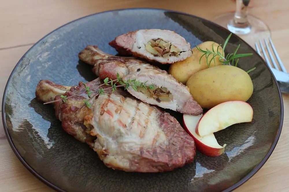 Schweinekoteletts mit Apfel-Zwiebel-Füllung