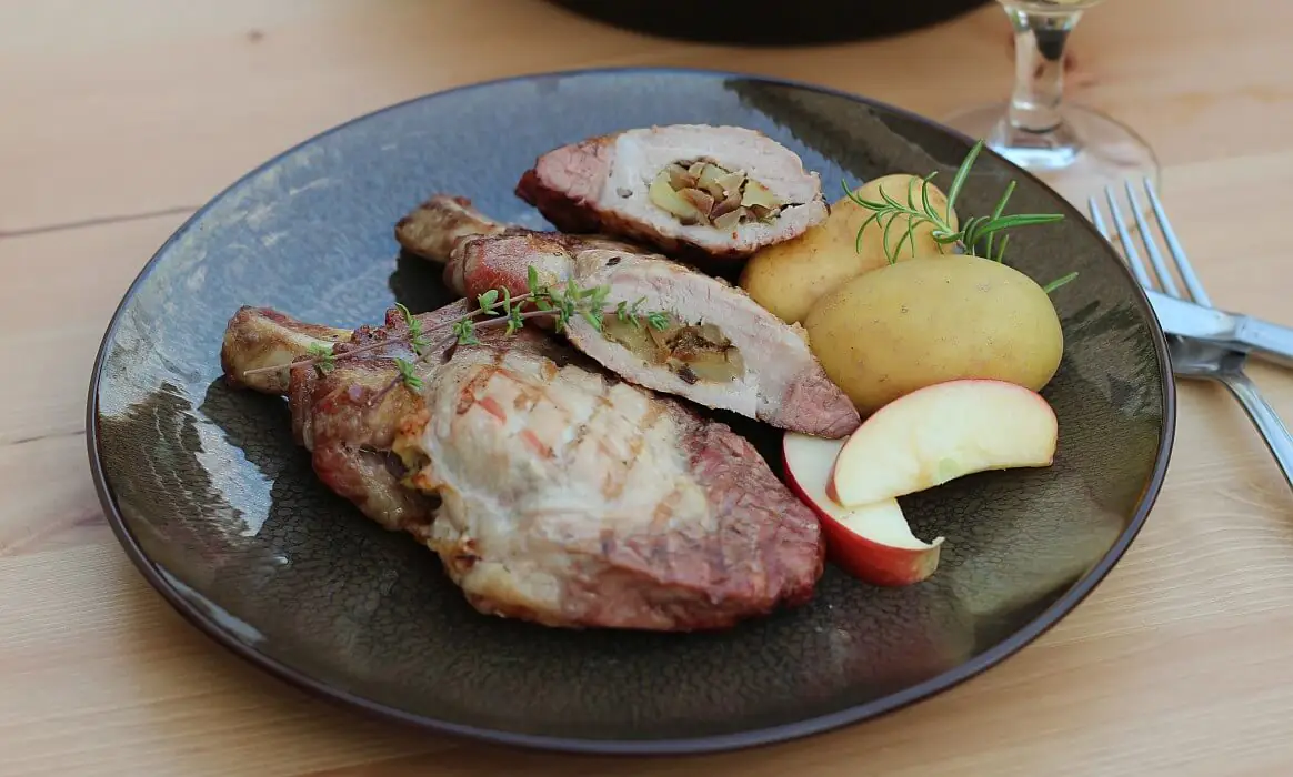 Schweinekoteletts mit Apfel-Zwiebel-Füllung | BBQPit.de