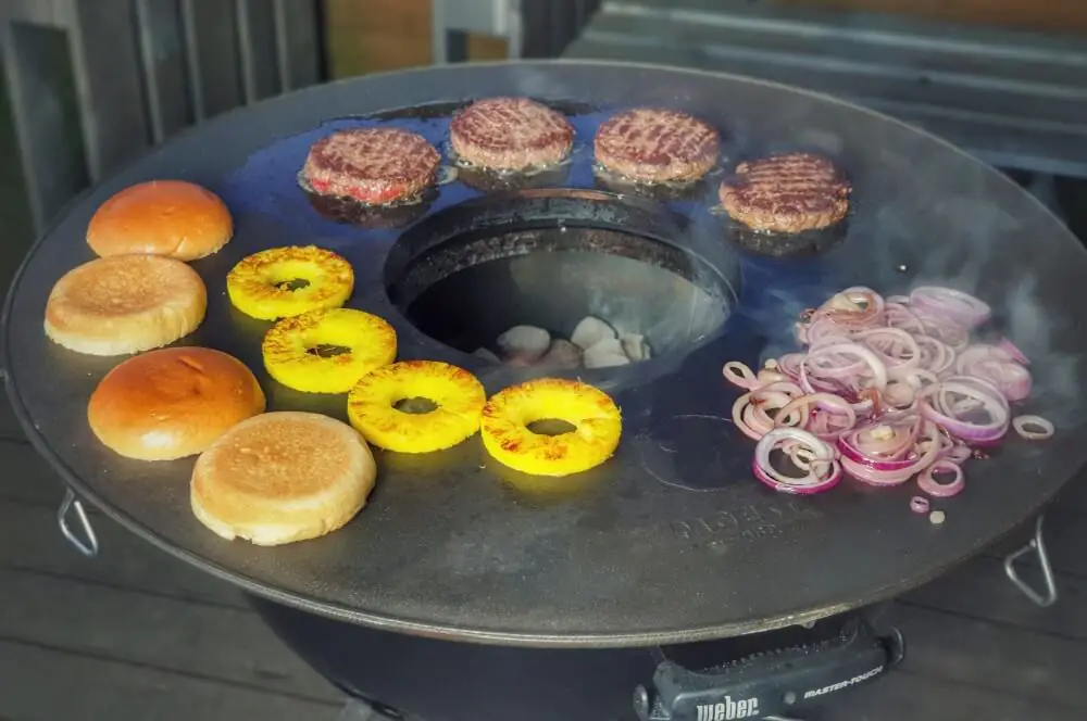 Big Kahuna Burger - Der Burger aus Pulp Fiction 3 Gegrillt wird auf der BBQ Disk Feuerplatte von Moesta-BBQ