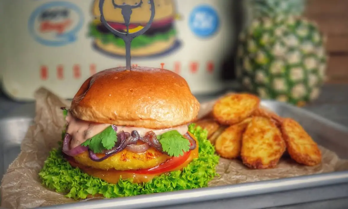 Big Kahuna Burger - Der Burger aus Pulp Fiction | BBQPit.de feuerplatte-Big Kahuna Burger Pulp Fiction-Feuerplatte von Grillrost.com im BBQPit-Test
