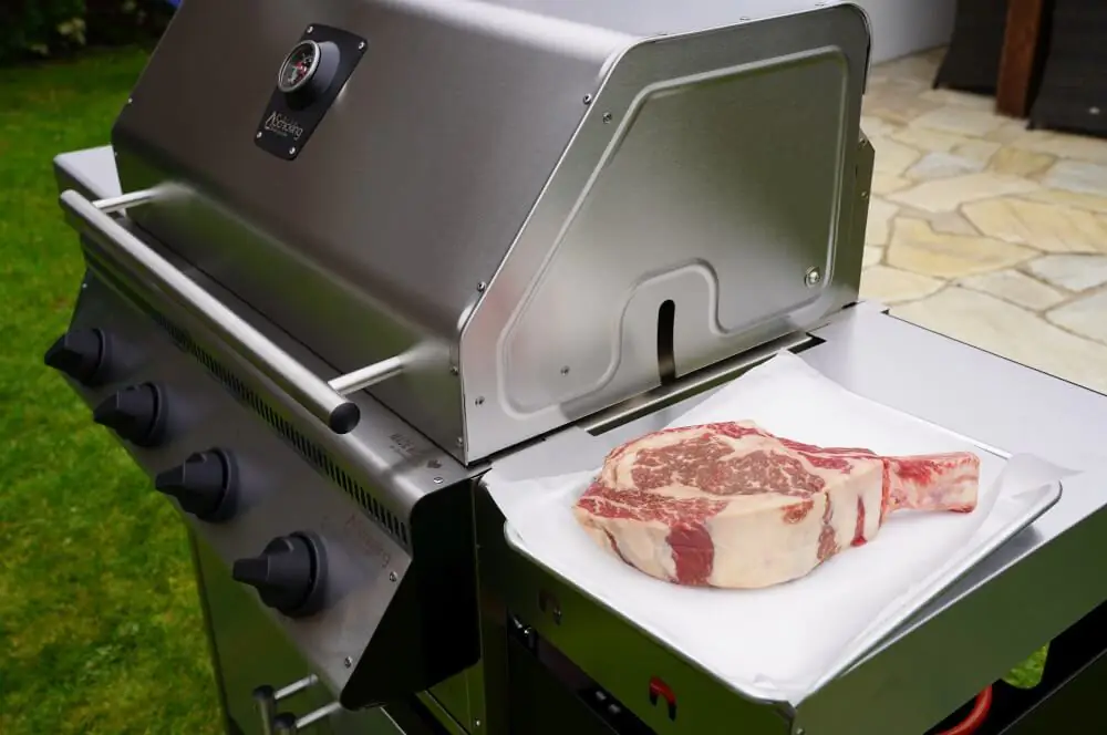 Schickling PremioGas XL II - Gasgrill Made in Germany 10 Ein 1 kg schweres Tomahawk-Steak zur Einweihung