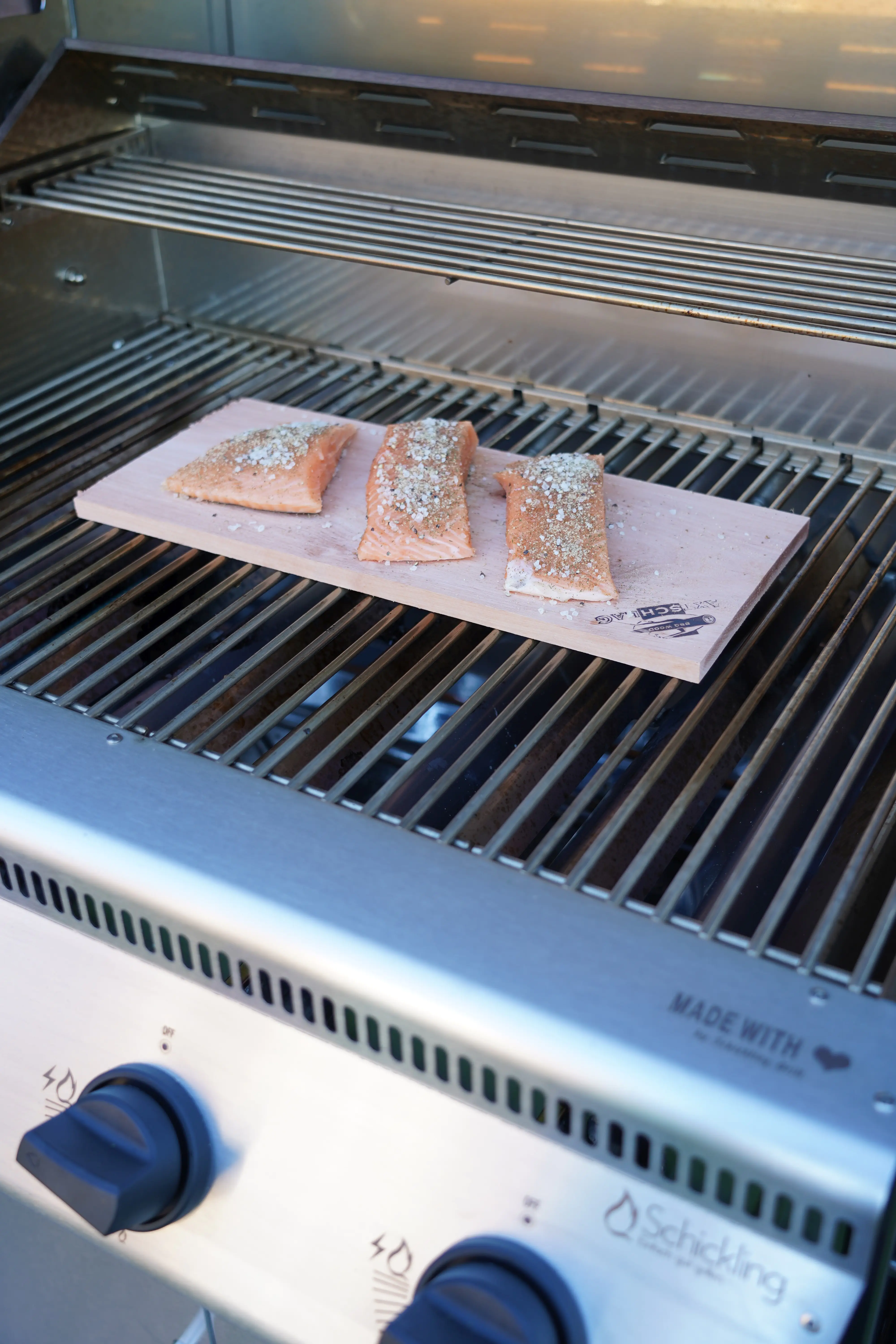 Schickling PremioGas XL II - Gasgrill Made in Germany 13 Lachsfilet auf Zedernholzplanke
