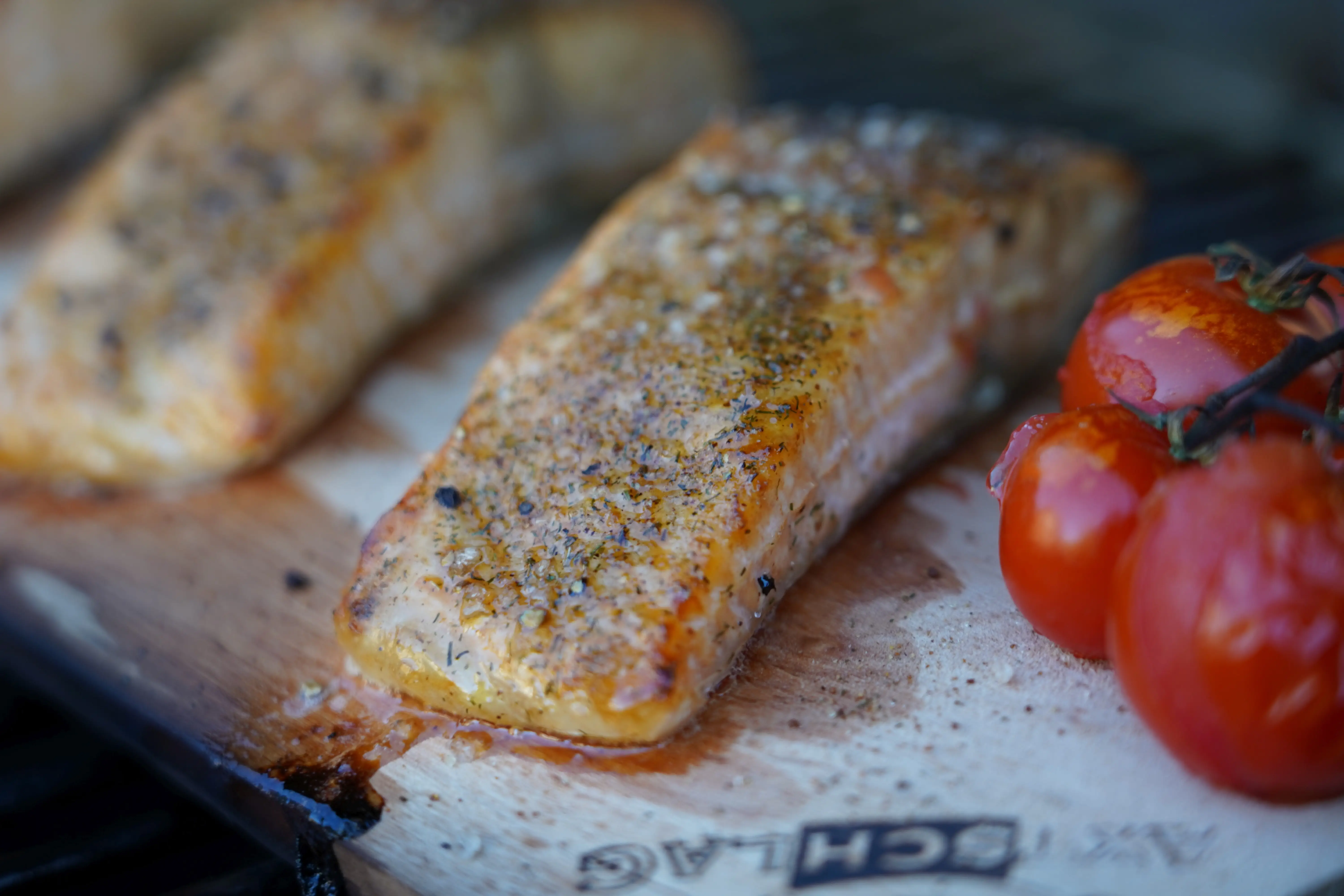 Schickling PremioGas XL II - Gasgrill Made in Germany 14 Lachsfilet auf Zedernholz