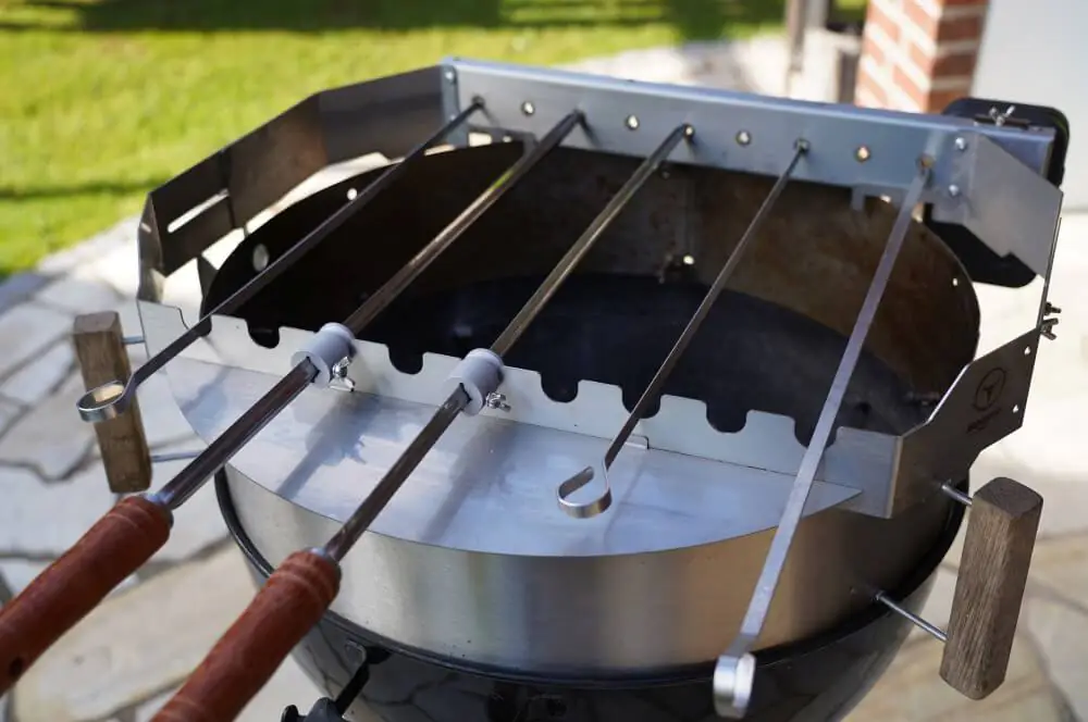 Turnado von Moesta-BBQ - Elektrischer Spießdreher für Kugelgrills 3 Der Spießdreher auf dem Moesta-Pizzaring