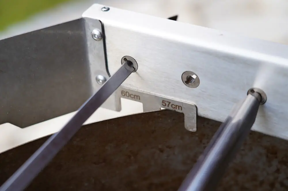 Turnado von Moesta-BBQ - Elektrischer Spießdreher für Kugelgrills 4 Der Aufsatz ist für Kugelgrills mit 57 und 60 cm Durchmesser geeignet