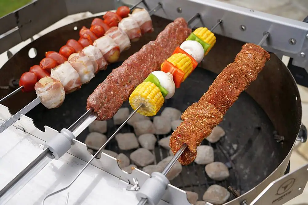 Turnado von Moesta-BBQ - Elektrischer Spießdreher für Kugelgrills 12 Gemischte Spieße auf dem Kugelgrill