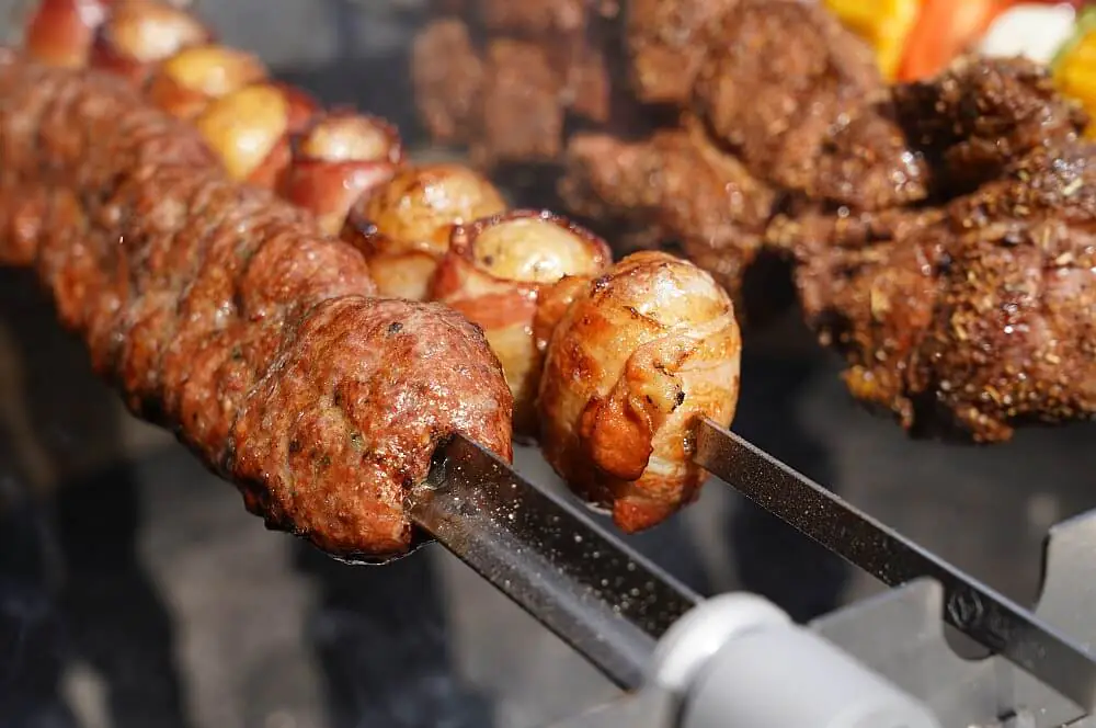 Turnado von Moesta-BBQ - Elektrischer Spießdreher für Kugelgrills 14 Adana Kebap, Kartoffeln im Speckmantel und Schweinenacken