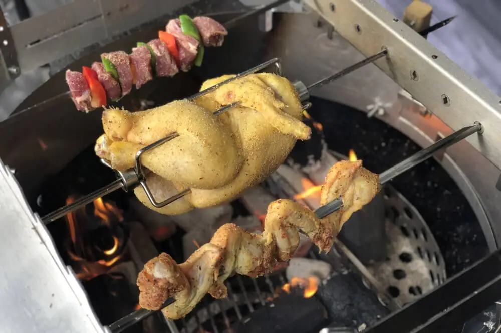 Turnado von Moesta-BBQ - Elektrischer Spießdreher für Kugelgrills 15 Ein ganzes Hähnchen ist ebenfalls machbar