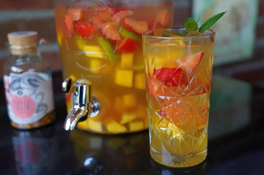 Alkoholfreie Bowle mit Mangotee
