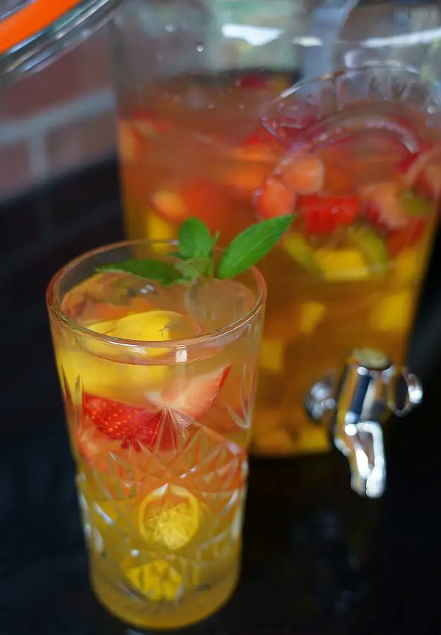 Alkoholfreie Bowle mit Mango, Erdbeeren und Limette