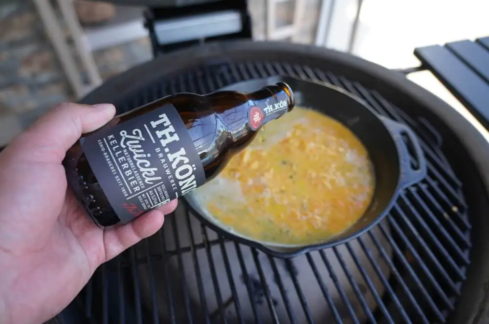 Bier-Käse-Dip - Smoked Beer Cheese Dip 4 Das Bier wird in den Käse eingerührt