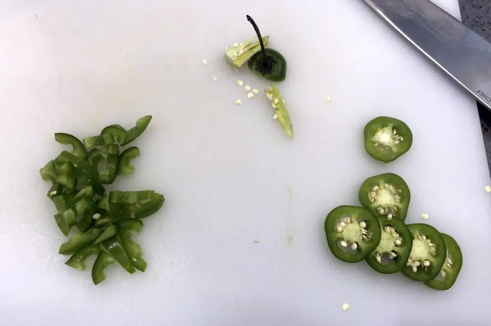 Cornbread-Muffins - Maisbrot-Muffins mit Cheddar und Jalapenos 2 Die Jalapeno wird geschnitten
