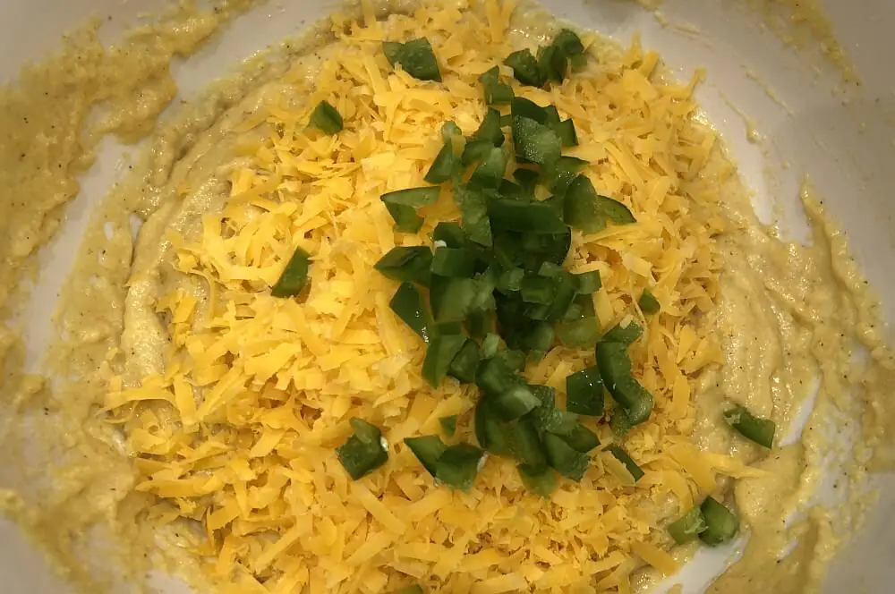 Cornbread-Muffins - Maisbrot-Muffins mit Cheddar und Jalapenos 3 Cheddar und Jalapenos werden in den Teig gerührt