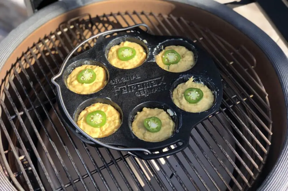 Cornbread-Muffins - Maisbrot-Muffins mit Cheddar und Jalapenos 4 Die Cornbread-Muffins werden auf dem Kamado Joe gebacken