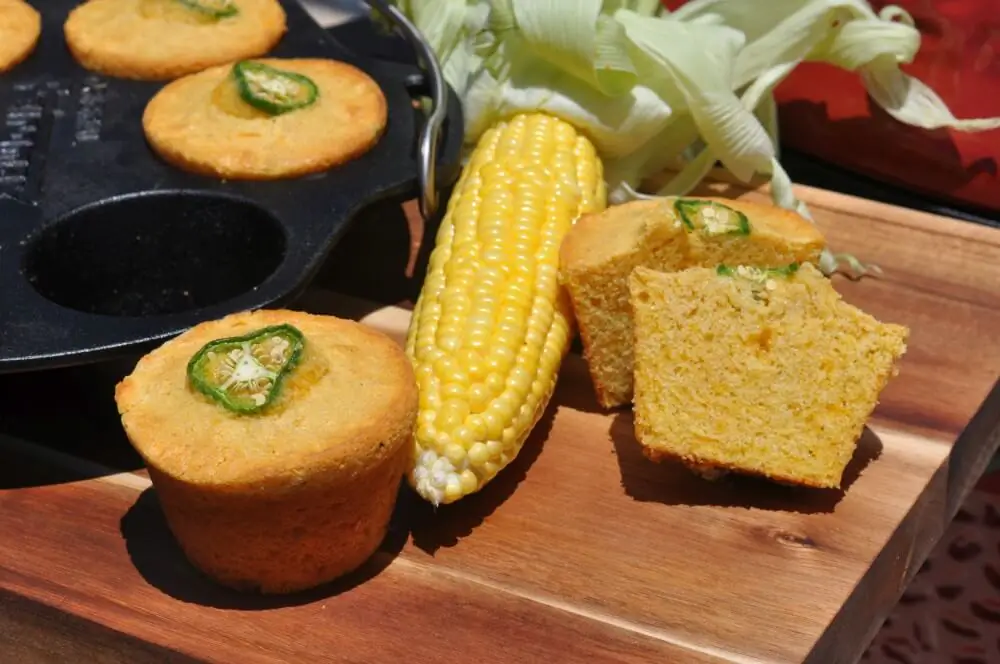 Cornbread-Muffins - Maisbrot-Muffins mit Cheddar und Jalapenos 6 Maisbrot-Muffins mit Cheddar und Jalapenos